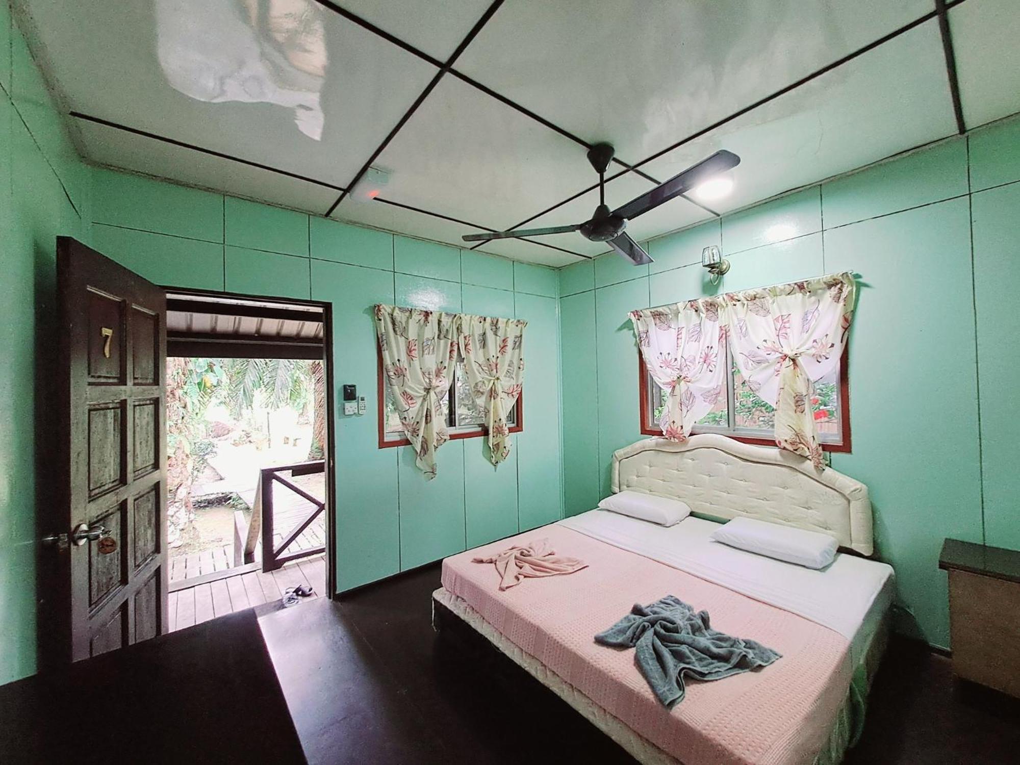 Sukau Backpackers Bed & Breakfast Bed and Breakfast Buitenkant foto