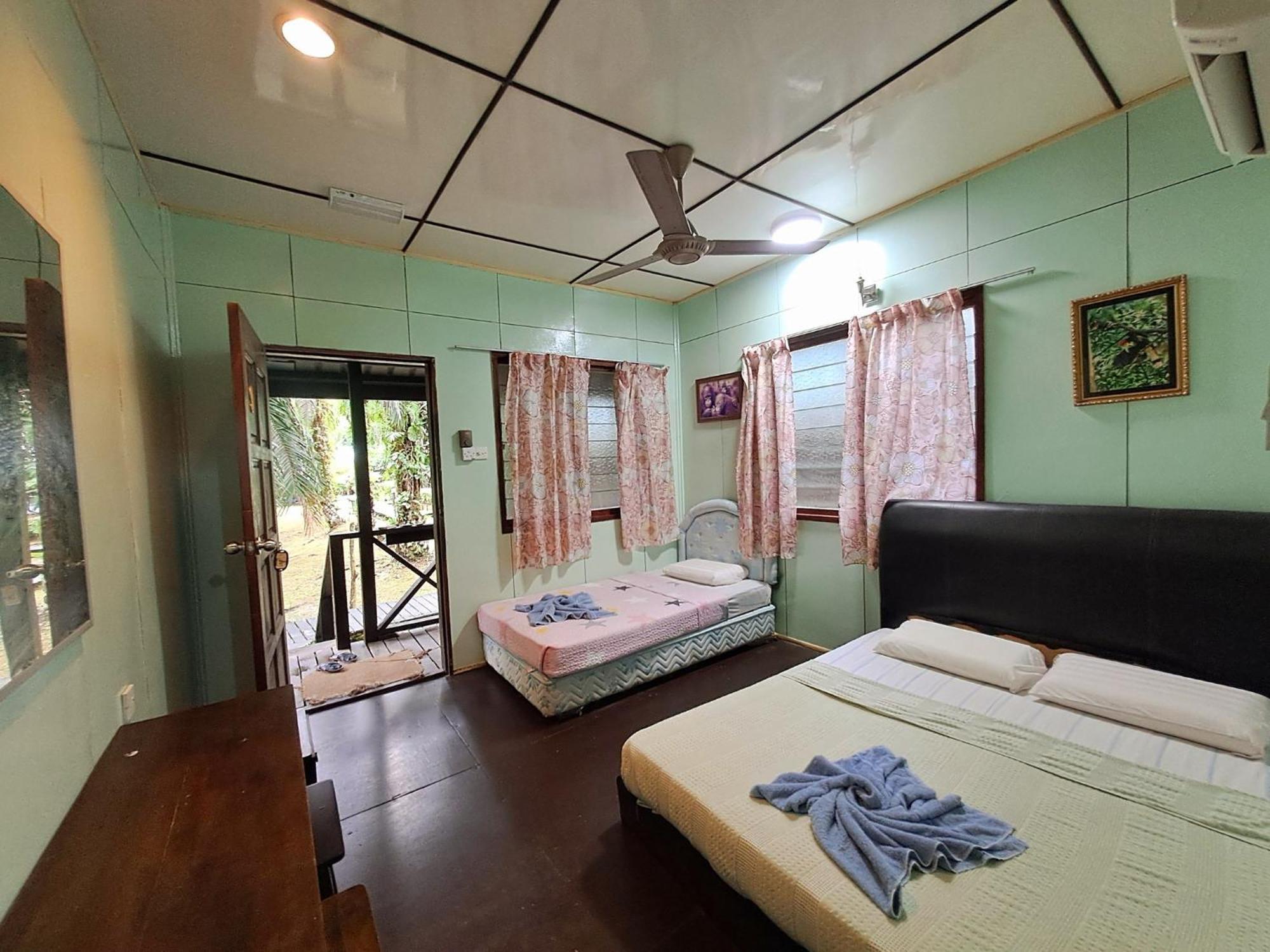 Sukau Backpackers Bed & Breakfast Bed and Breakfast Buitenkant foto